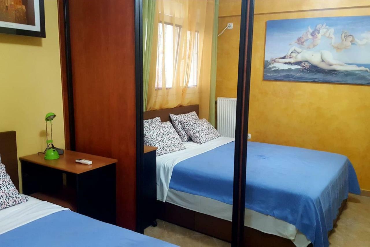 Quiet Apartment In Plaka Atenas Exterior foto